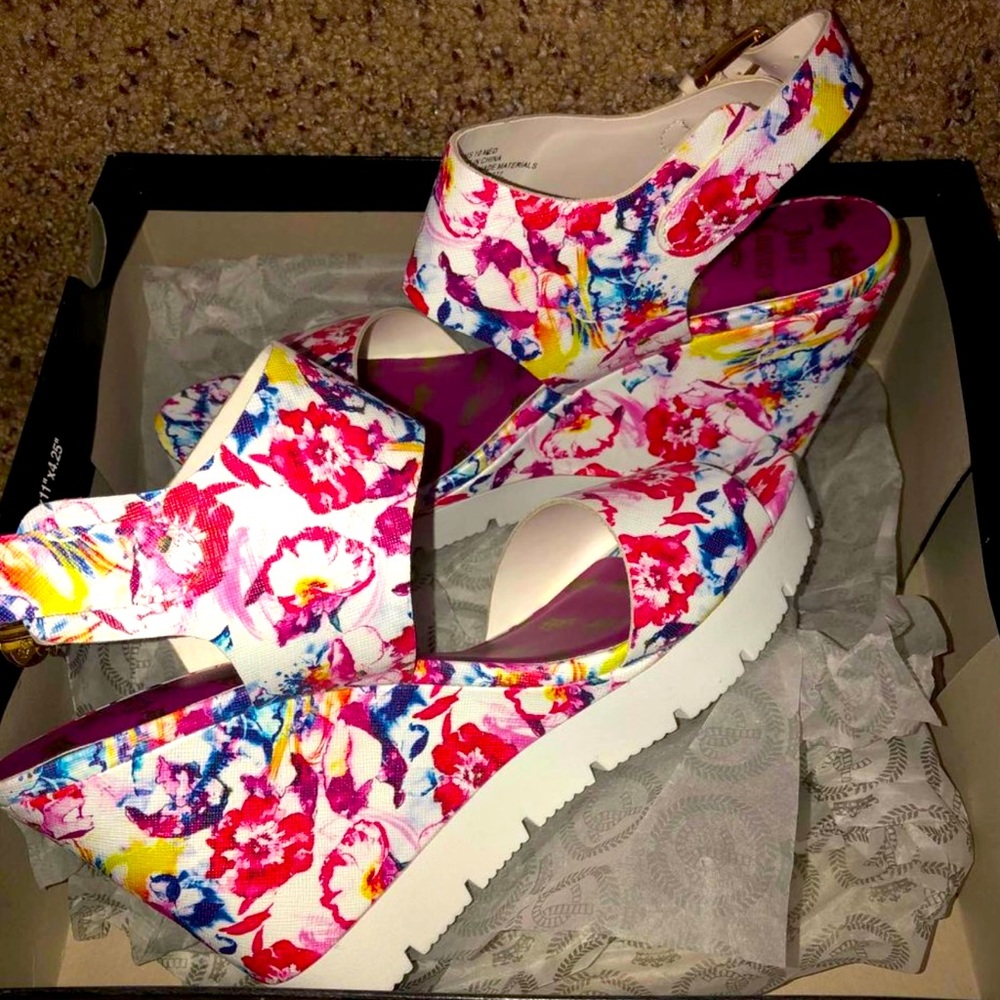 💕💙❤️💛🩷 Size 10 - Colorful Floral Juicy Couture Wedge Heels 🩷💛❤️💙💕